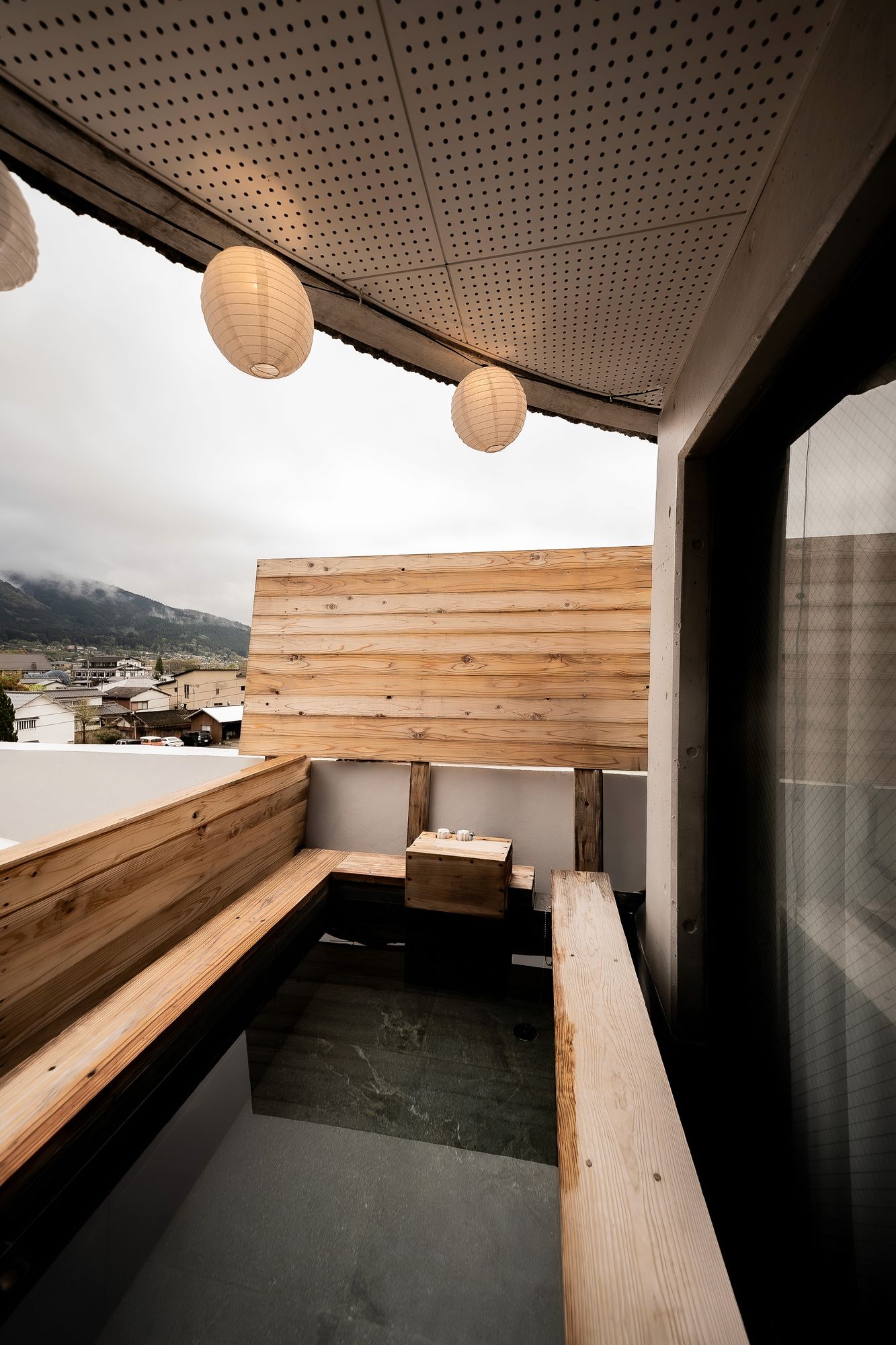Open-air cedar bath looking out to the mountains